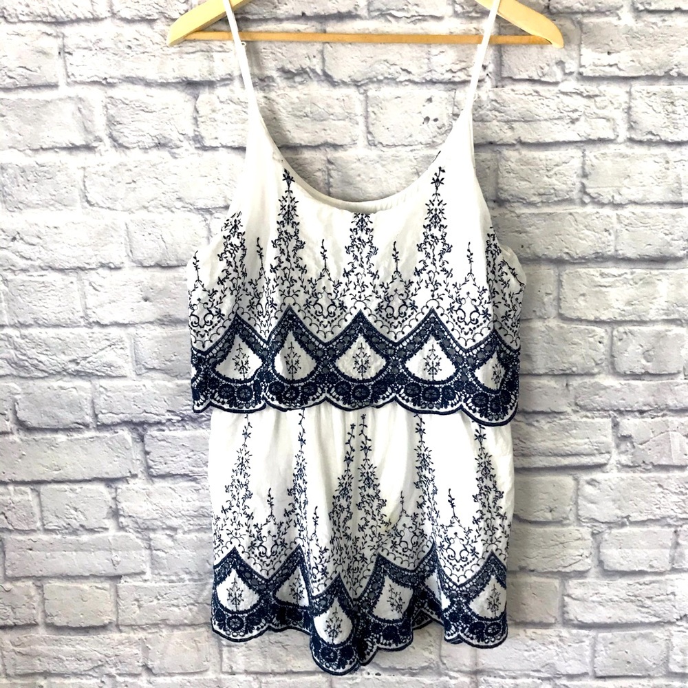 Tobi Adjustable Strap Eyelet Romper Blue White Womens Size Large Embroidered EUC